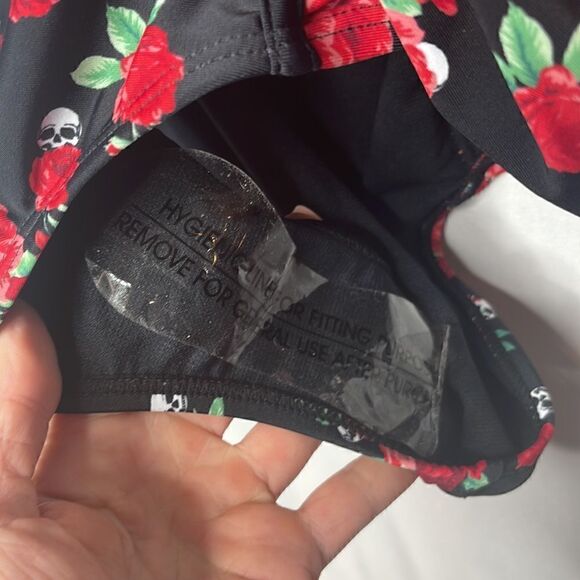 Hot Topic Roses & Skull Ruched High Waisted Swim Bottoms. Size 3 (3X). - Picture 6 of 12